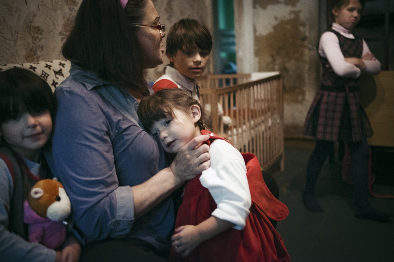 Елена успокаивает Варю.