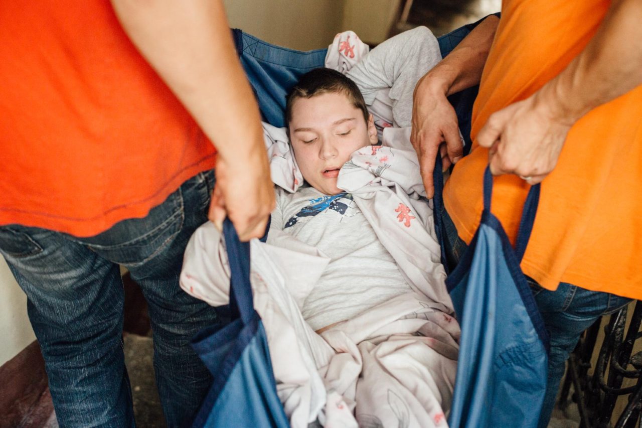 Чтобы забрать сына, Любовь должна вызвать специальную машину по транпортировке лежачих больных