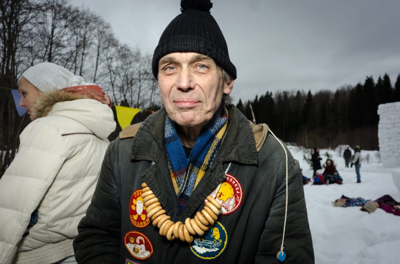 Николай Алферов: «В свободное от Масляницы время я хожу в походы, общаюсь с “Космоспоиском”, занимаюсь домашними делами. Еще работаю. Я специалист в полупроводниковой электрике. О Маслянице я узнал в 2005 году. Стал ездить, строить. Не пропустил ни одной. В 2005 году было меньше людей, сейчас больше. Люди приходят, люди уходят, но число посетителей Масляницы растет. Несколько тысяч набирается. Раза в полтора, по сравнению с 2005 годом, количество выросло»