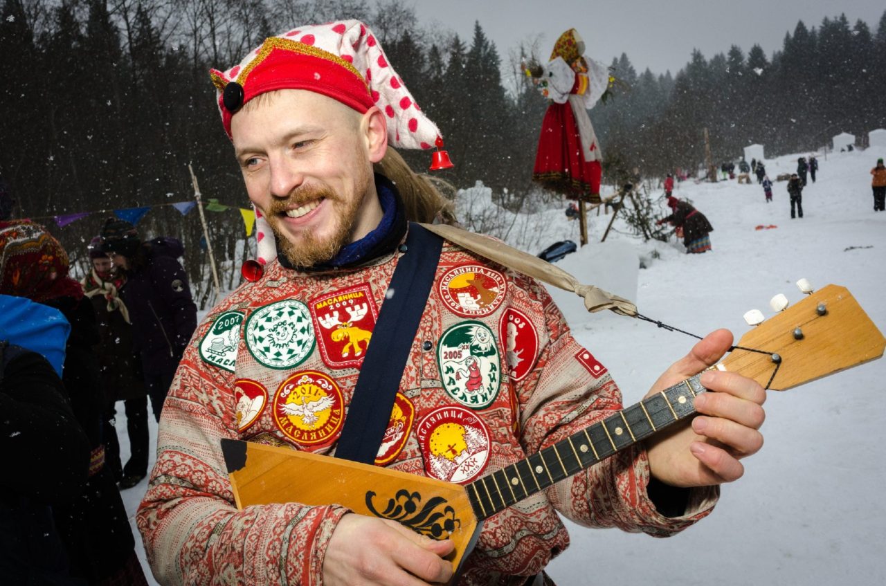 Юрий, 38 лет: «У меня есть работа и много всяких увлечений. Я работаю в банке. Скажем так, в обслуживающем подразделении. Не в бизнесе. Работа приносит деньги, а увлечения — радость и счастье. Чувство сопричастности к чему-то хорошему и большому. Много моих увлечений связаны с праздником. Люблю активный образ жизни: байдарки, велосипеды, пешие походы. Я люблю не матрасные путешествия, а такие, чтобы тело звенело, а душа — радовалась. Я много раз задавал себе вопрос, зачем мне это все надо. Могу отшутиться. Когда мне было лет 15, мы с другом на набережной нашли много снеговых фигур и начали их рушить. Мы давай лупить по ним и ломать. А потом какой-то мужик к нам подошел и говорит: “Ребят, ну что вы делаете? Люди старались, а вы ломаете”. Он не ругался, руку не поднял, а нас пробрало на совесть. Короче, я понял, что карму испортил, а теперь выправляю»