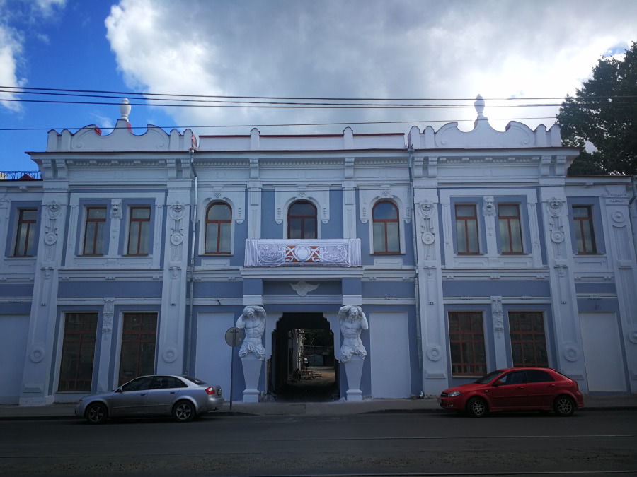 Обновленный дом с Атлантами