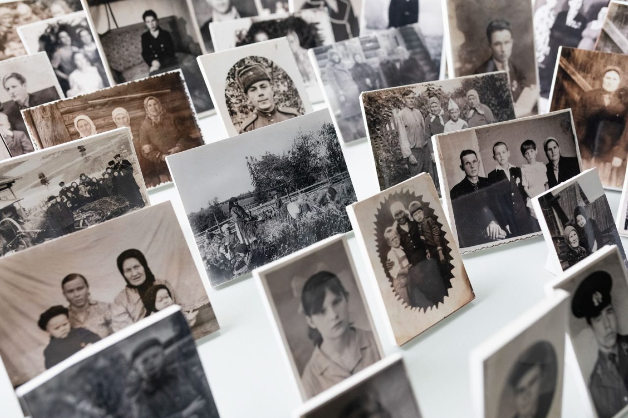 Фотографии жителей исчезнувших деревень в сепской сельской библиотеке им. А.В. Лужанина (Народный музей исчезнувших деревень)