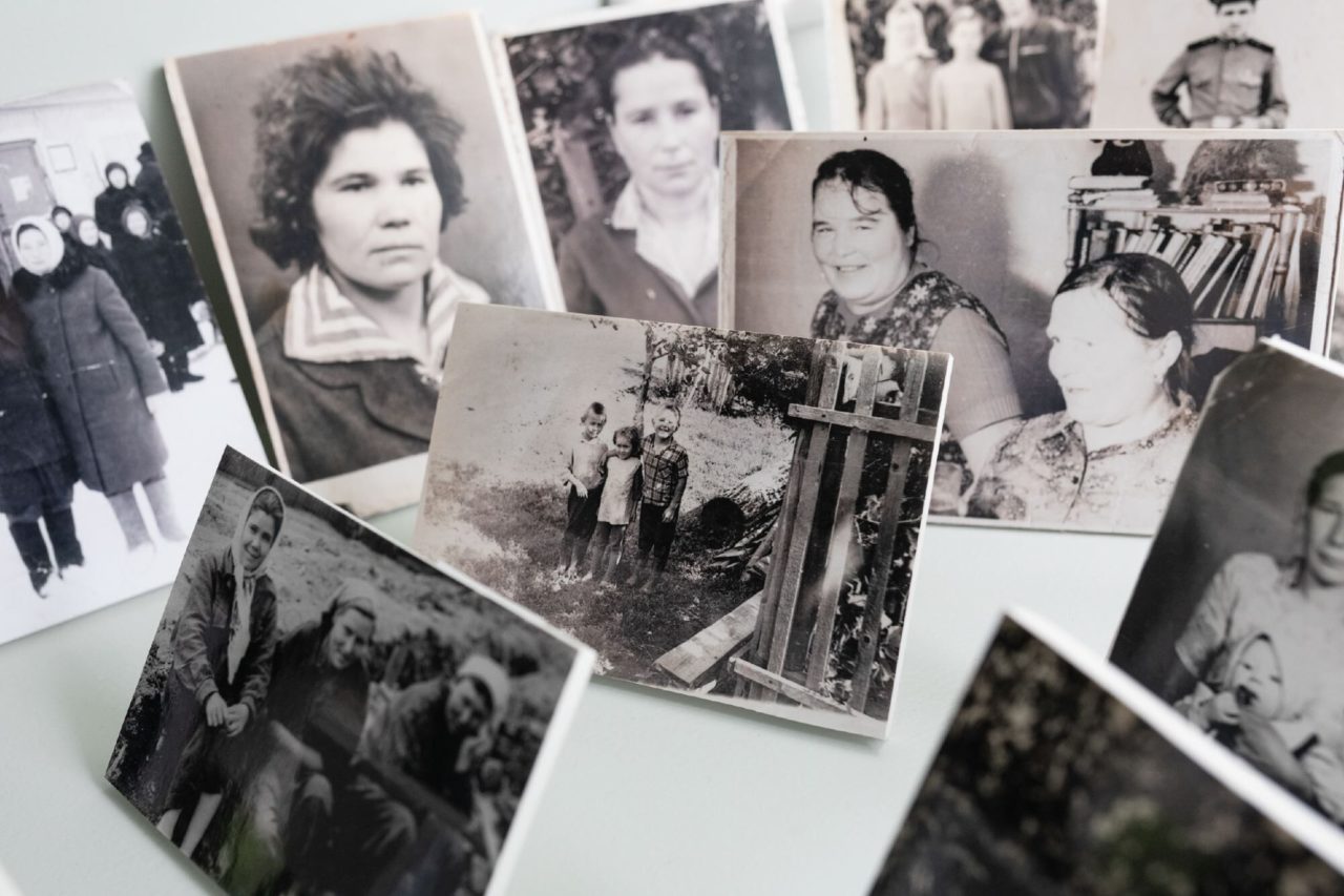 Фотографии жителей исчезнувших деревень в сепской сельской библиотеке им. А.В. Лужанина (Народный музей исчезнувших деревень)