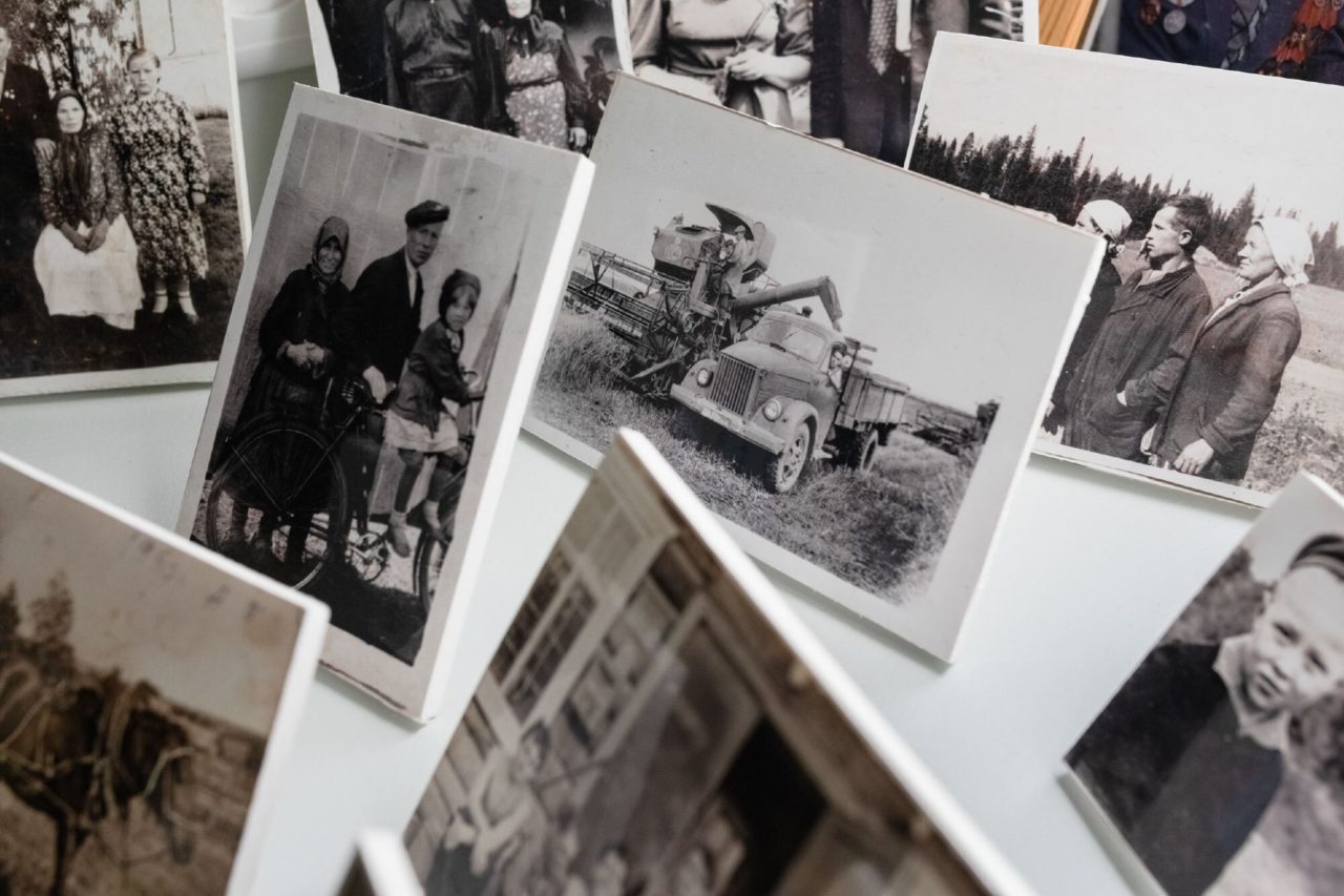 Фотографии жителей исчезнувших деревень в сепской сельской библиотеке им. А.В. Лужанина (Народный музей исчезнувших деревень)