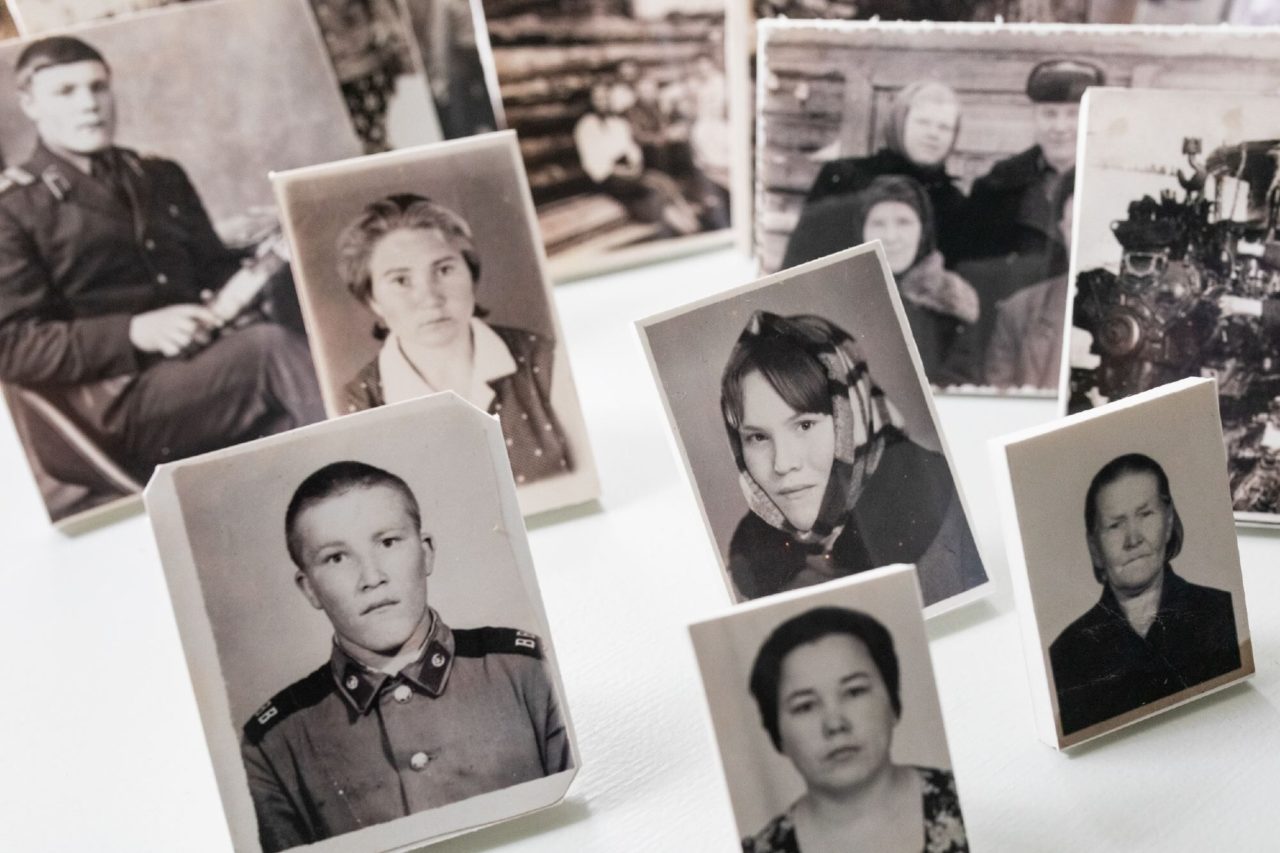Фотографии жителей исчезнувших деревень в сепской сельской библиотеке им. А.В. Лужанина (Народный музей исчезнувших деревень)