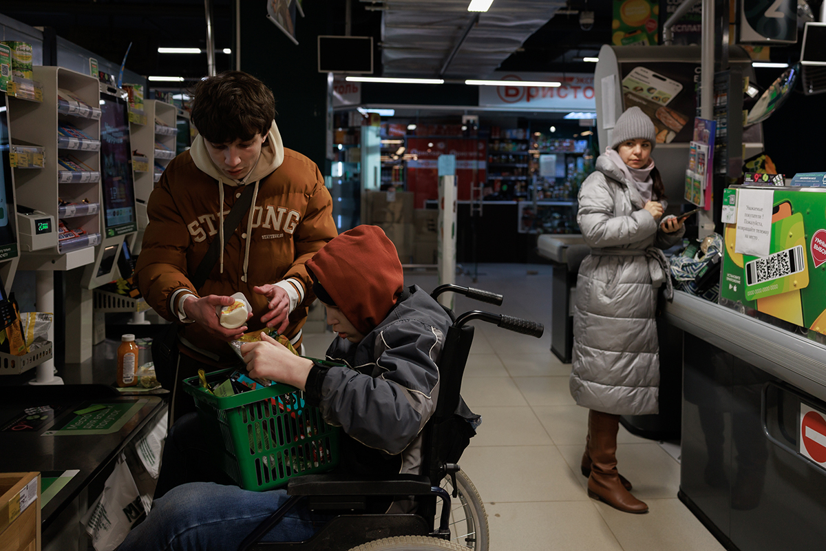 Миша впервые в магазине, он самостоятельно выбрал продукты. Люди оборачиваются