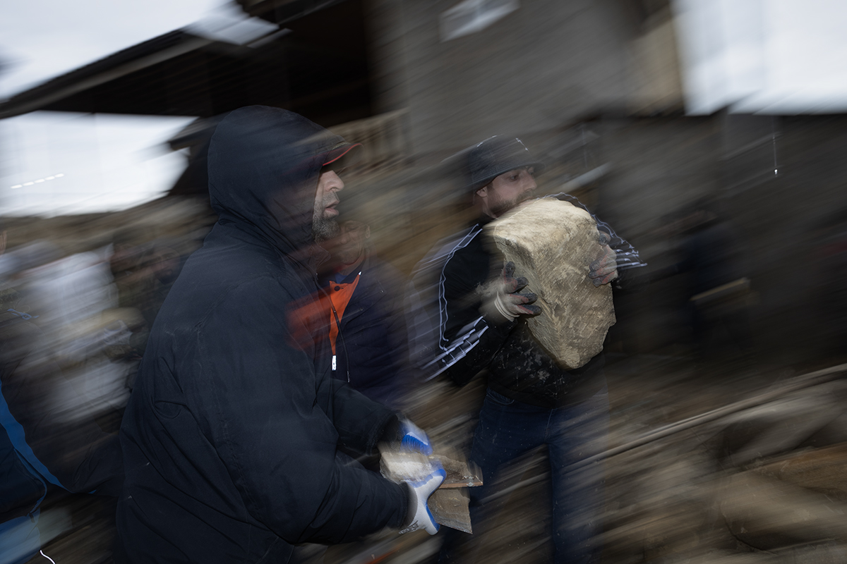Волонтеры приехали в Мамедкалу со всего Дагестана и из соседних республик, чтобы помочь местным жителям